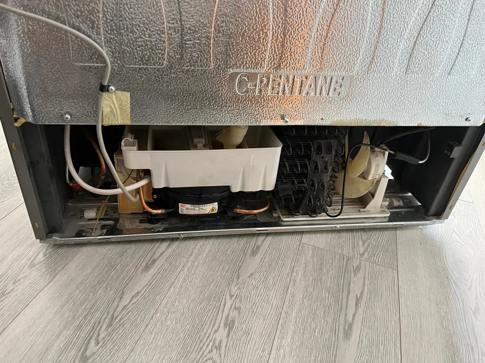 Cyclopentane gazlı buzdolabının motor bölmesi