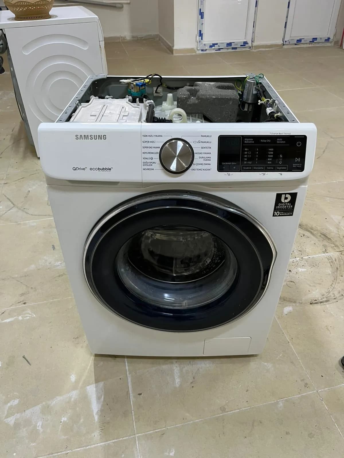 Üst kapağı açılmış Samsung çamaşır makinesi tamiri