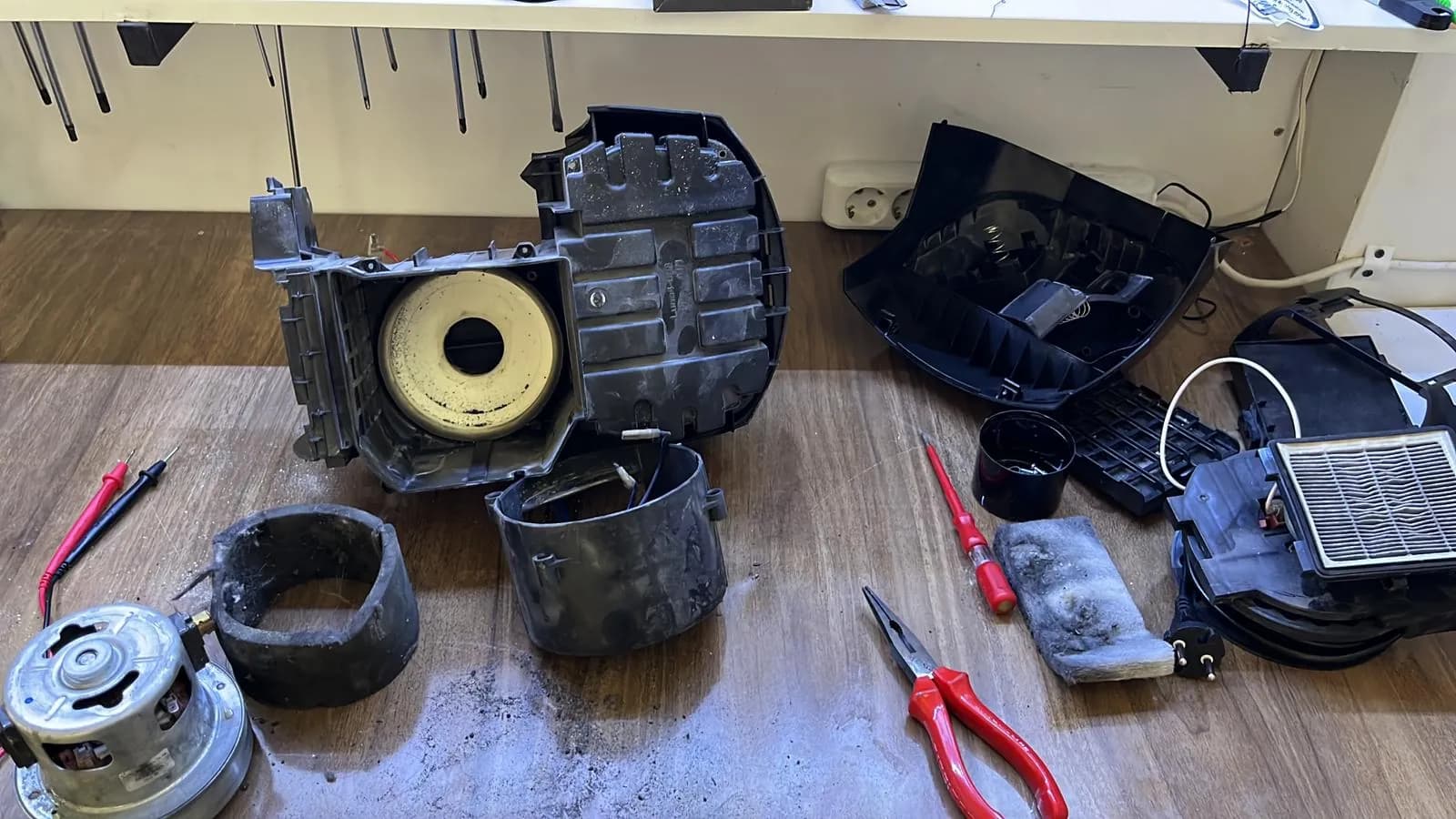 Sökülen elektrikli süpürge ve motoru — motor tamiri